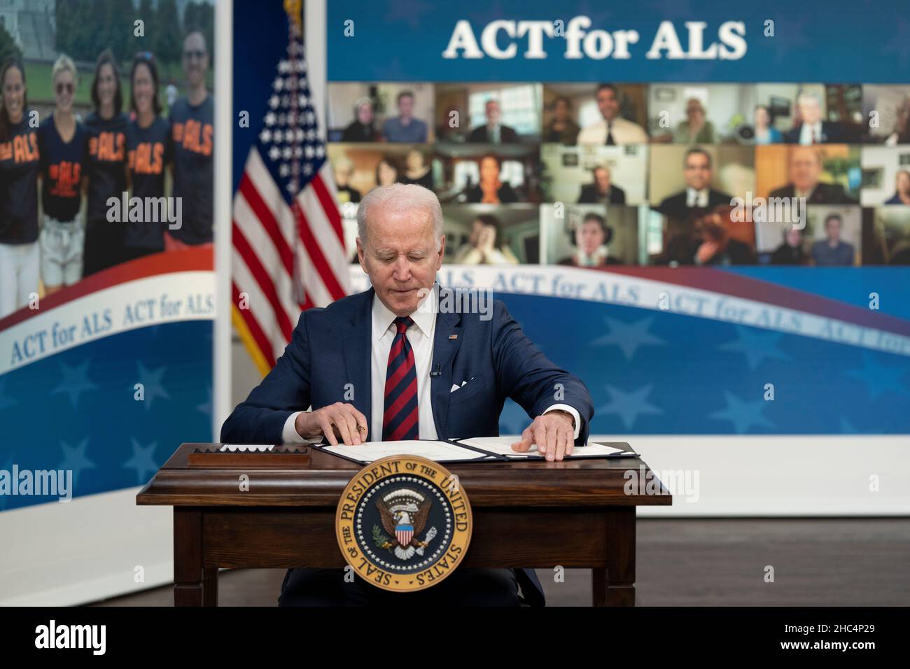 Le président des États-Unis Joe Biden entre dans la loi H.R. 3537, « Accelerating Access to Critical Therapies for ALS Act » à la Maison Blanche à Washington, DC, le 23 décembre 2021.Credit: Chris Kleponis / CNP / MediaPunch Banque D'Images