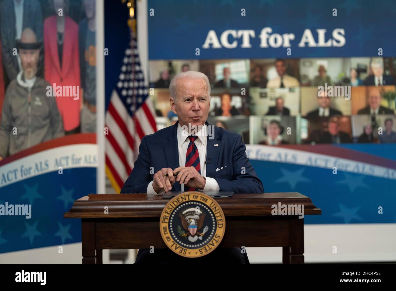 Le président des États-Unis Joe Biden entre dans la loi H.R. 3537, « Accelerating Access to Critical Therapies for ALS Act » à la Maison Blanche à Washington, DC, le 23 décembre 2021.Credit: Chris Kleponis / CNP / MediaPunch Banque D'Images