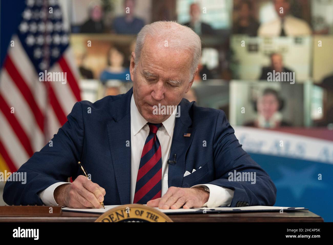 Le président des États-Unis Joe Biden entre dans la loi H.R. 3537, « Accelerating Access to Critical Therapies for ALS Act » à la Maison Blanche à Washington, DC, le 23 décembre 2021.Credit: Chris Kleponis / CNP / MediaPunch Banque D'Images