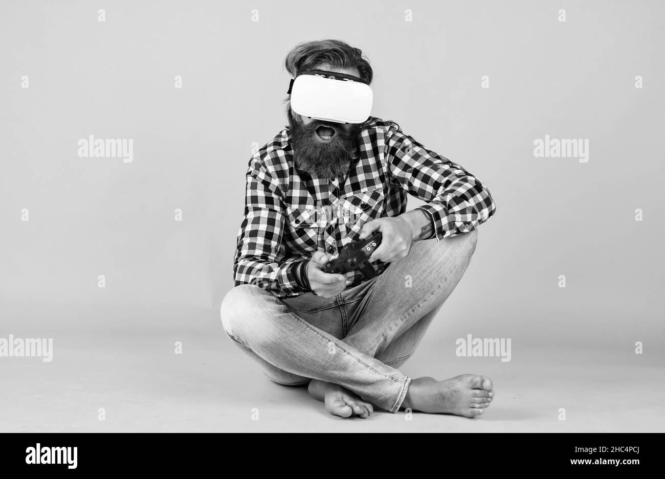 homme avec des lunettes de réalité virtuelle. Concept de réalité visuelle. Un gars qui obtient de l'expérience en utilisant des lunettes VR-Headset. Un boxeur à barbe utilise la technologie moderne Banque D'Images