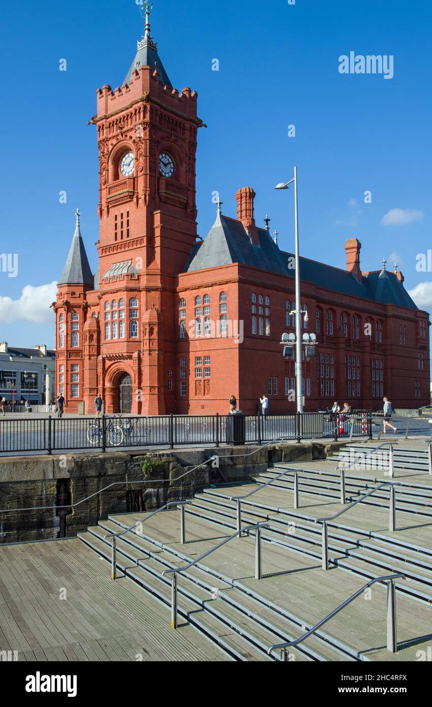 Le Pierhead Building sur le front de mer de Cardiff Bay, au sud du pays de Galles, par une journée ensoleillée Banque D'Images