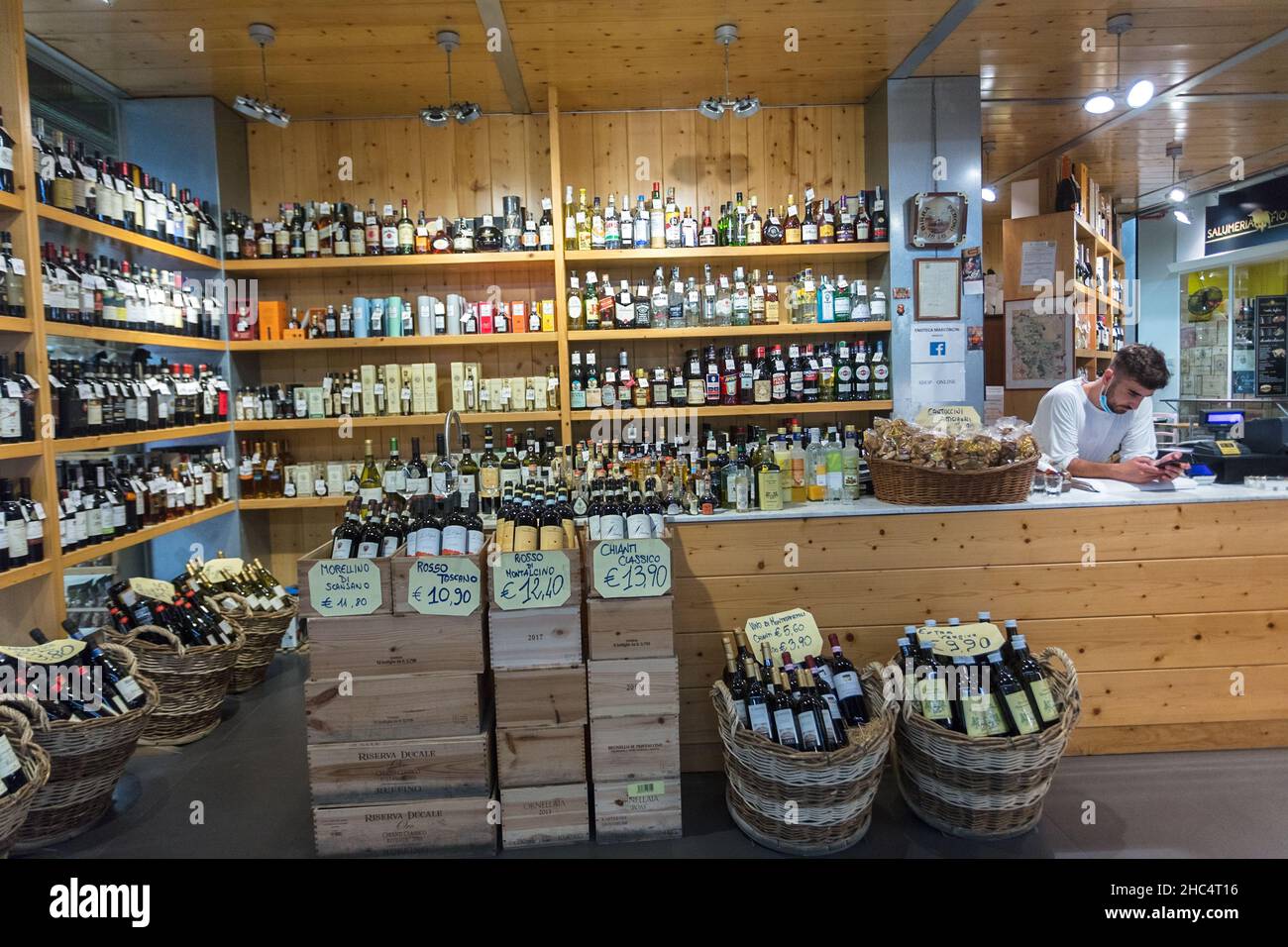 Boutique de vins au Mercato Centrale un marché alimentaire intérieur à Florence.Italie. Banque D'Images