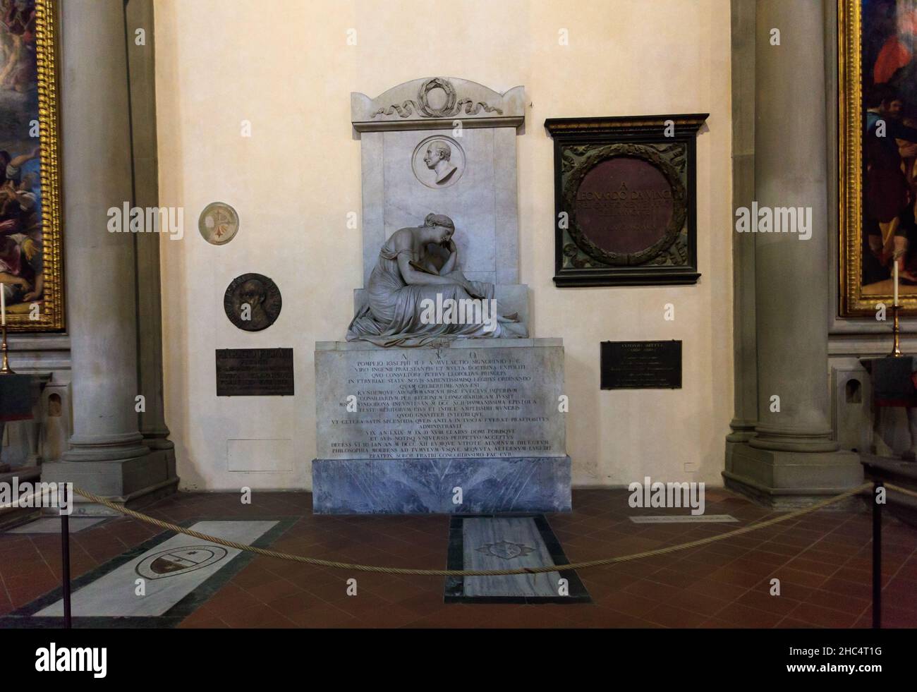 Plaque et monument commémorant le quatrième centenaire de la mort de Léonard de Vinci.Basilique Santa Croce.Florence.Italie. Banque D'Images