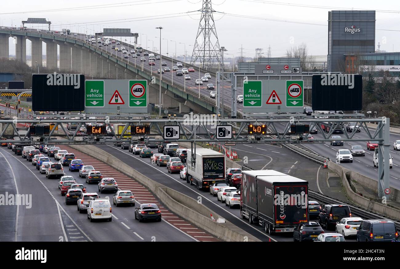 Trafic sur la M25 à Dartford, Kent.La première escapade de Noël depuis deux ans a entraîné une forte demande de voyages de loisirs par route, train et air.Une enquête menée auprès de près de 2 000 personnes en Grande-Bretagne pour le groupe de surveillance transport Focus a indiqué que 44 % prévoient de voyager pour rendre visite à des amis ou à des membres de leur famille pendant les fêtes.Date de la photo: Vendredi 24 décembre 2021. Banque D'Images
