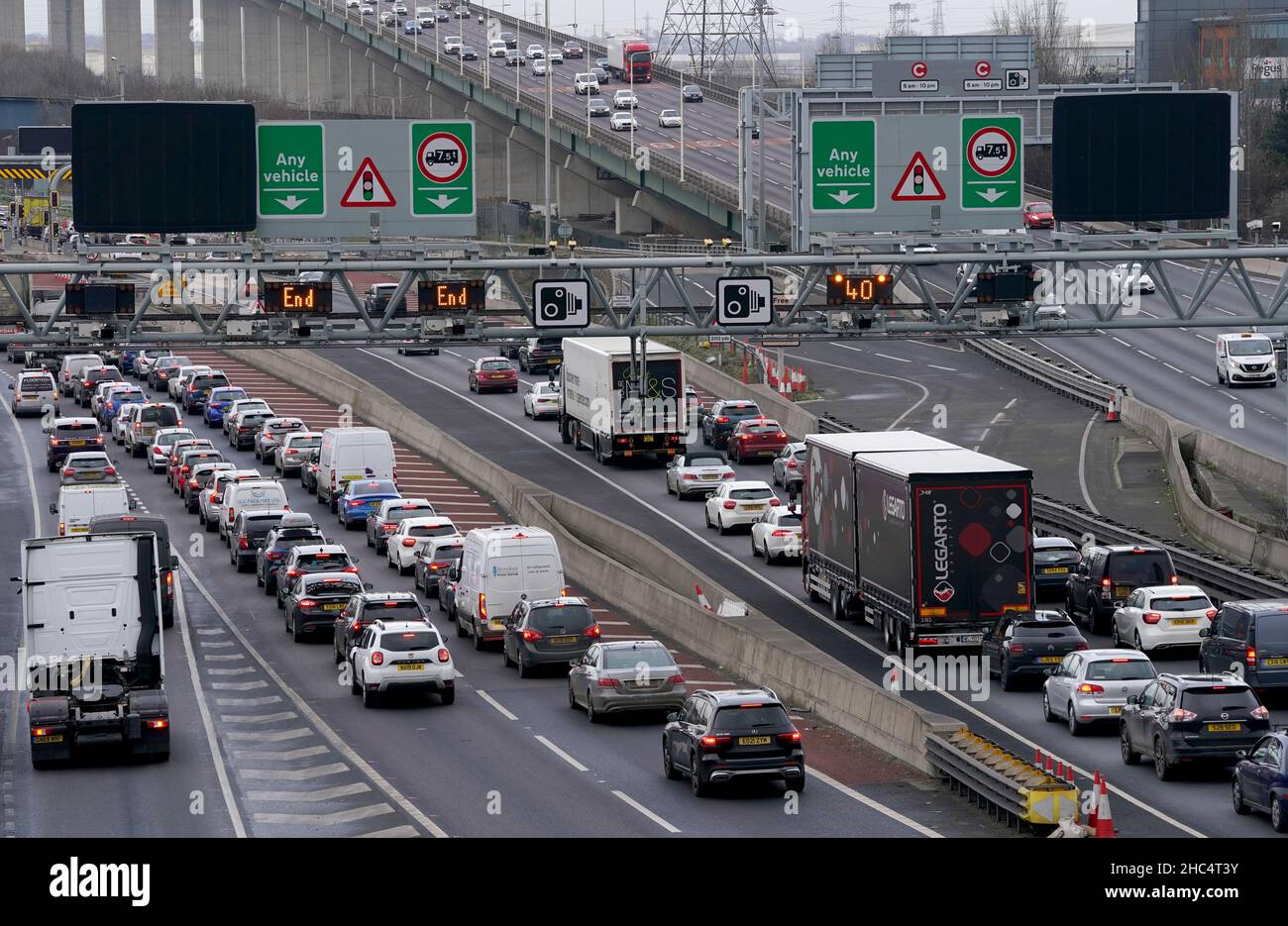 Trafic sur la M25 à Dartford, Kent.La première escapade de Noël depuis deux ans a entraîné une forte demande de voyages de loisirs par route, train et air.Une enquête menée auprès de près de 2 000 personnes en Grande-Bretagne pour le groupe de surveillance transport Focus a indiqué que 44 % prévoient de voyager pour rendre visite à des amis ou à des membres de leur famille pendant les fêtes.Date de la photo: Vendredi 24 décembre 2021. Banque D'Images