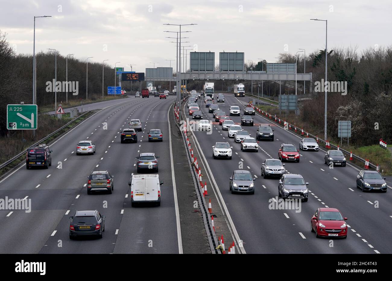 Trafic sur la M25 à Dartford, Kent.La première escapade de Noël depuis deux ans a entraîné une forte demande de voyages de loisirs par route, train et air.Une enquête menée auprès de près de 2 000 personnes en Grande-Bretagne pour le groupe de surveillance transport Focus a indiqué que 44 % prévoient de voyager pour rendre visite à des amis ou à des membres de leur famille pendant les fêtes.Date de la photo: Vendredi 24 décembre 2021. Banque D'Images
