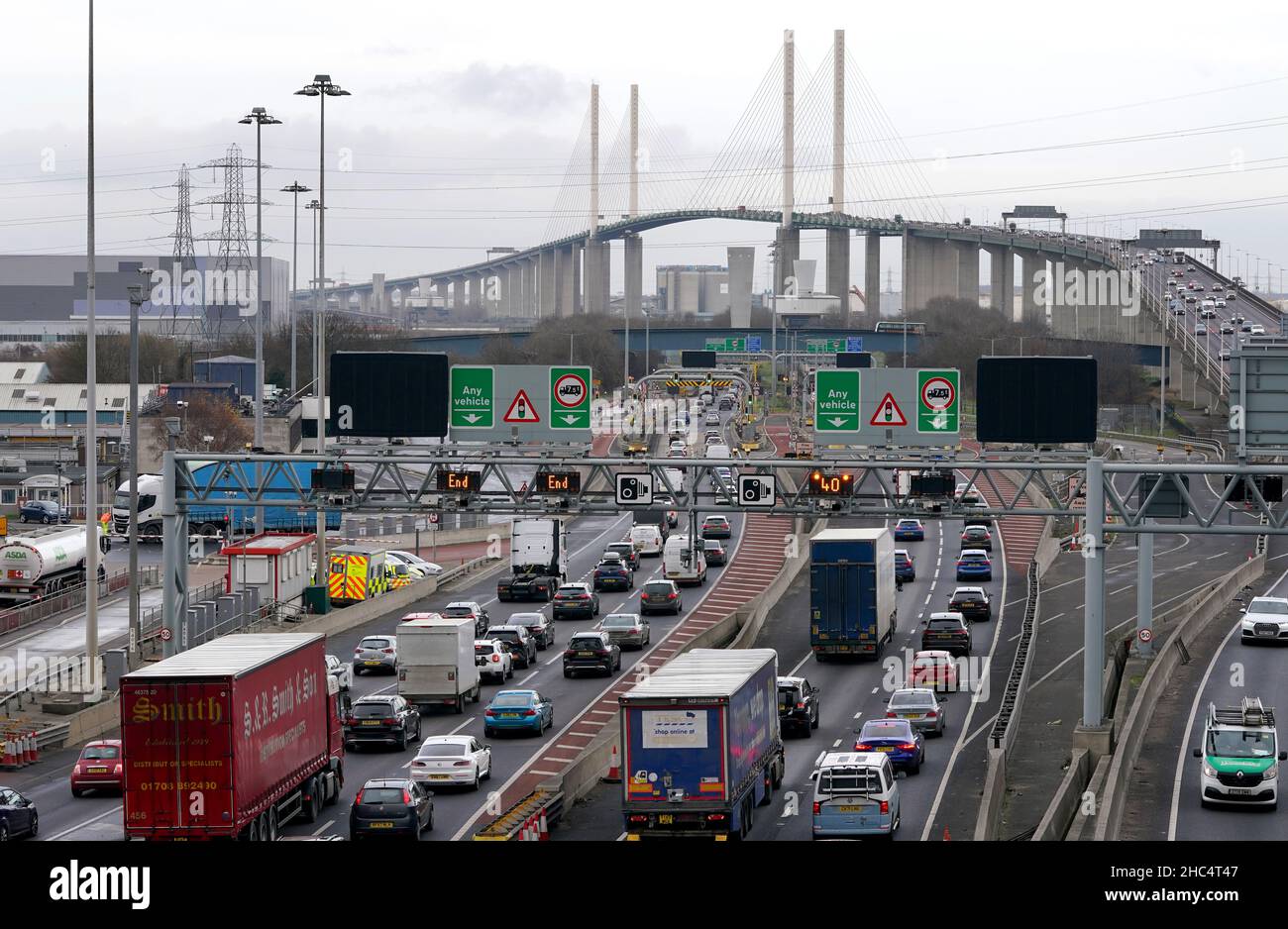 Trafic sur la M25 à Dartford, Kent.La première escapade de Noël depuis deux ans a entraîné une forte demande de voyages de loisirs par route, train et air.Une enquête menée auprès de près de 2 000 personnes en Grande-Bretagne pour le groupe de surveillance transport Focus a indiqué que 44 % prévoient de voyager pour rendre visite à des amis ou à des membres de leur famille pendant les fêtes.Date de la photo: Vendredi 24 décembre 2021. Banque D'Images