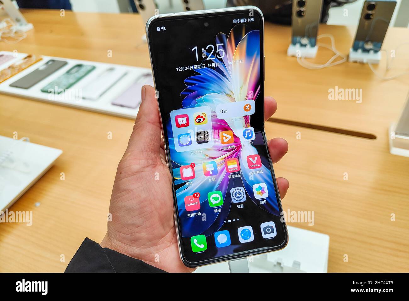 SHANGHAI, CHINE - 24 DÉCEMBRE 2021 - Un client essaie le nouveau téléphone  portable pliable P50 Pocket dans le magasin phare mondial de huawei sur Na  Photo Stock - Alamy