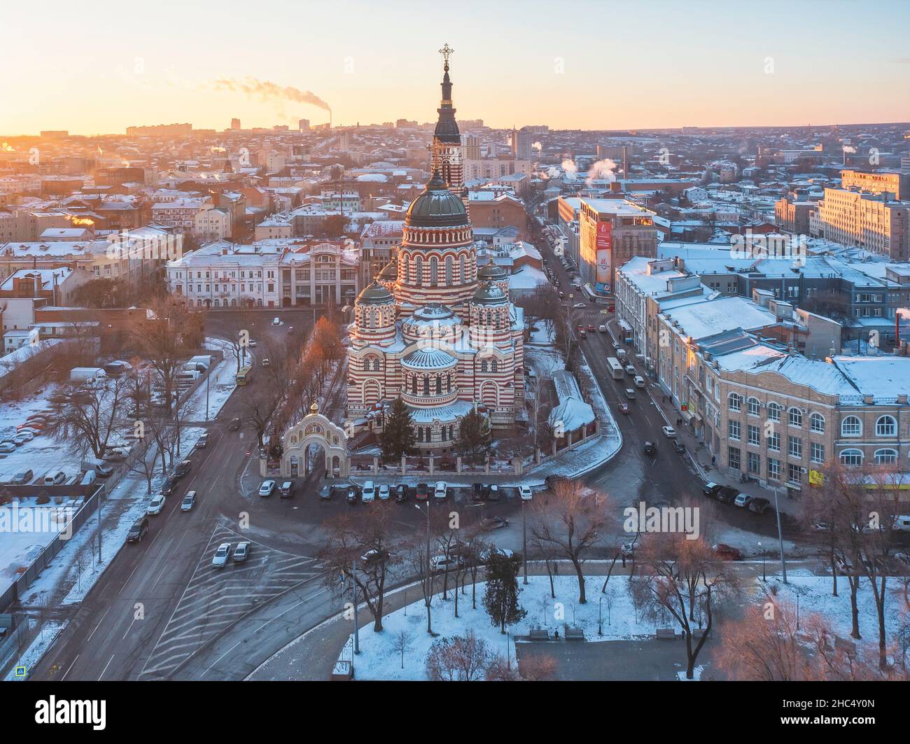 KHARKIV, UKRAINE - 23rd décembre 2021 : vue aérienne de la cathédrale d'Annonciation dans le centre de Kharkiv, Ukraine. Banque D'Images