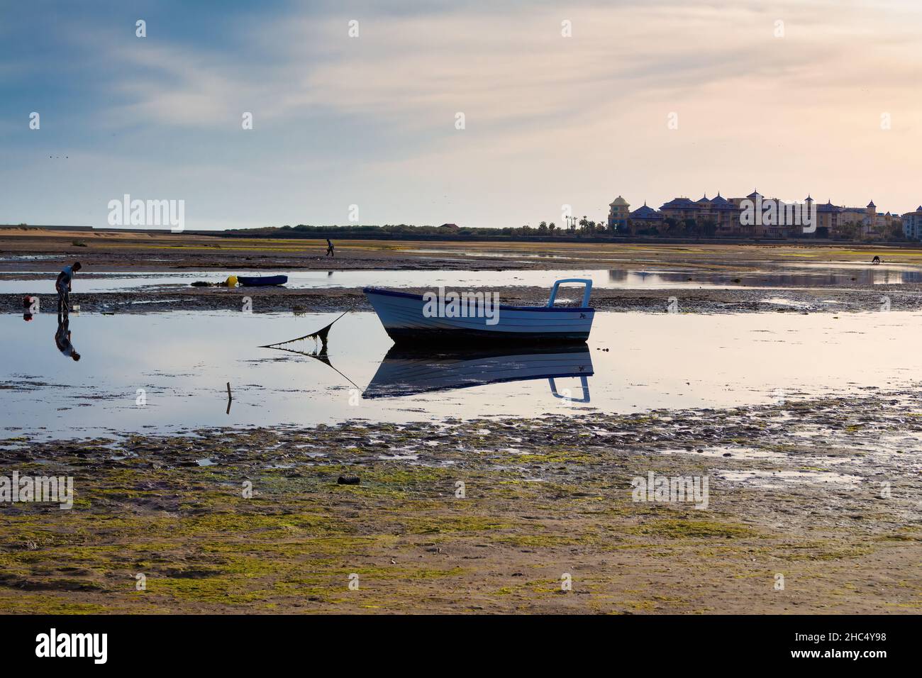 Vue sur la plage de la Gaviota à marée basse où certains pêcheurs viennent chercher des fruits de mer.Cristina Island, Huelva, Andalousie, Espagne Banque D'Images