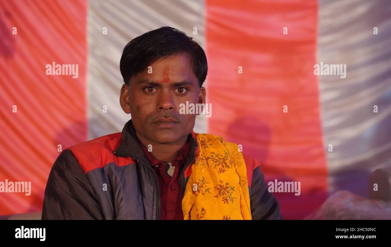 21 novembre 2021 Reengus, Rajasthan, Inde.Un jeune Rajasthani très excité pose une photo à la salle de mariage. Banque D'Images