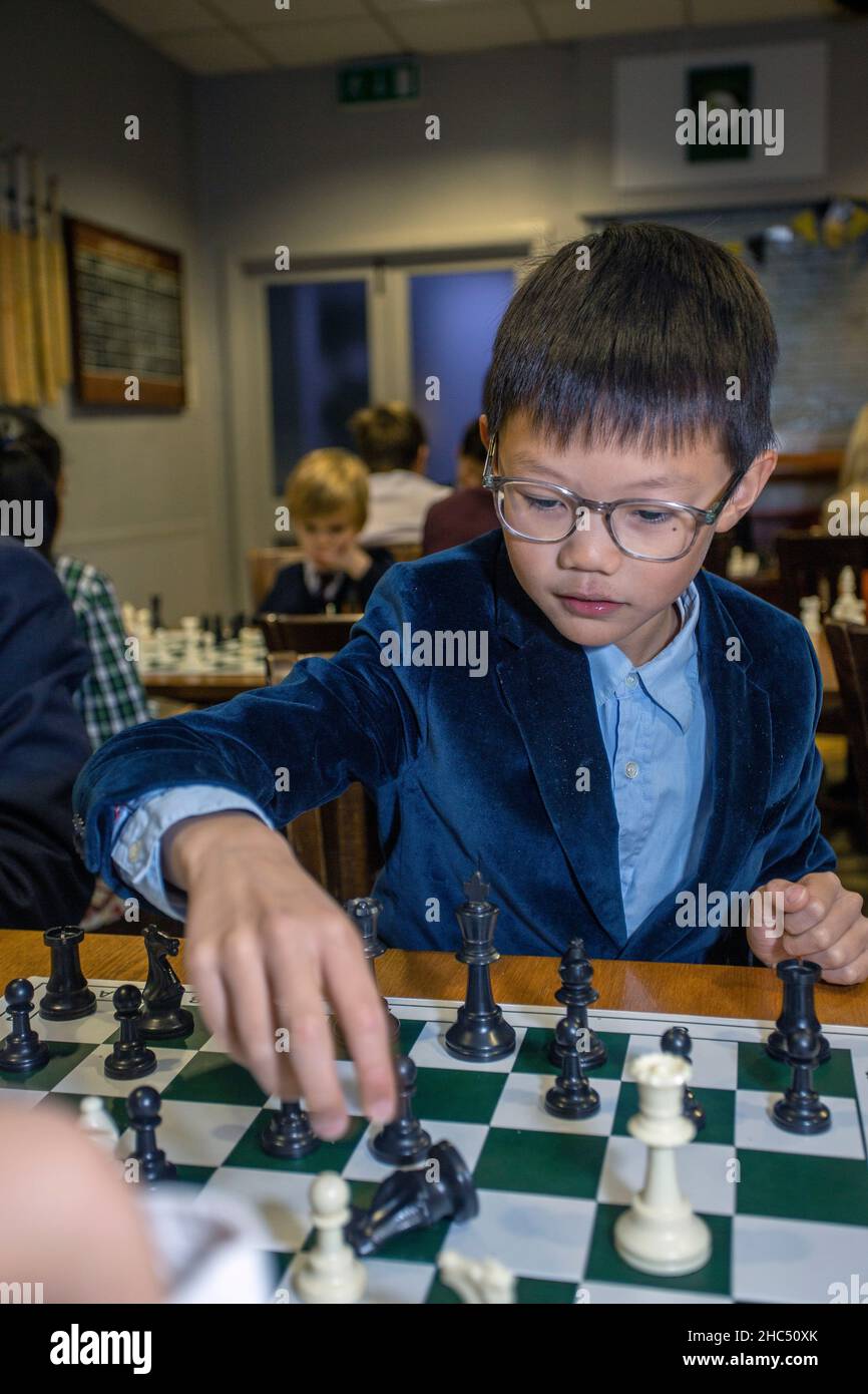 Jeux intelligents.Un enfant joue aux échecs.Garçon et un échiquier.Stratégie.La pensée logique. Banque D'Images