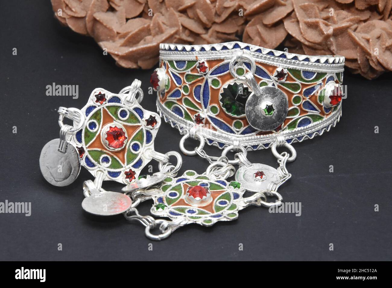 Bracelet Berber hanmade Morocco , Brassard émaillé marocain Banque D'Images
