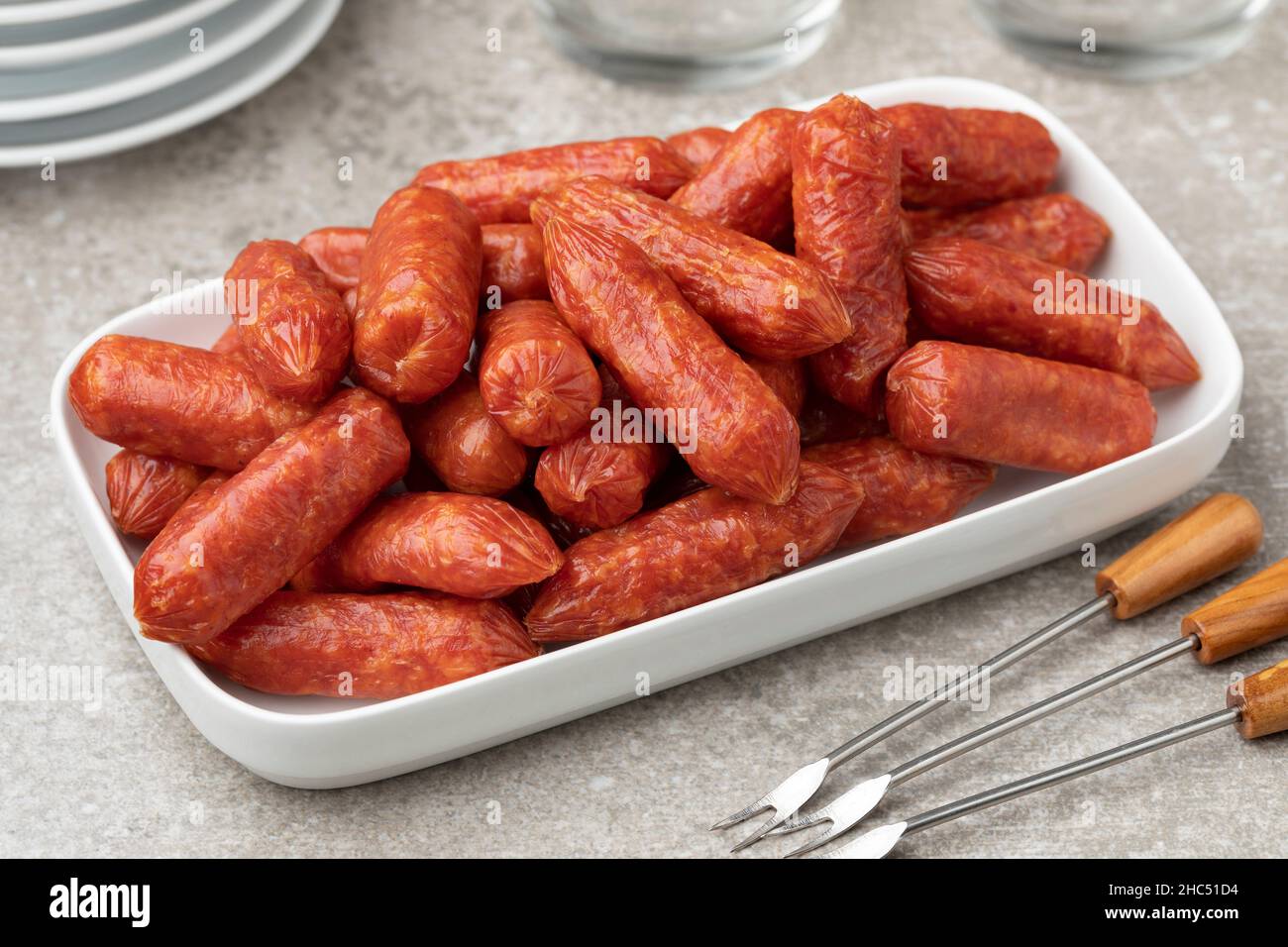 Assiette avec de petites saucisses Cabanossi gros plan pour un en-cas Banque D'Images