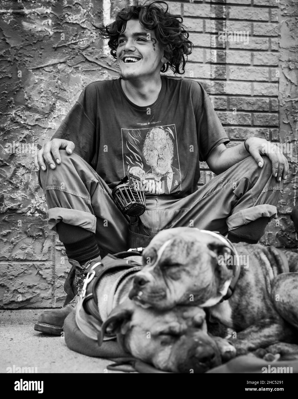 Photo verticale en niveaux de gris d'un homme sans abri et de son chien dans une rue de Moose Jaw, Canada Banque D'Images Photo verticale en niveaux de gris d'un homme sans abri et de son chien dans une rue de Moose Jaw, Canada Banque D'Images