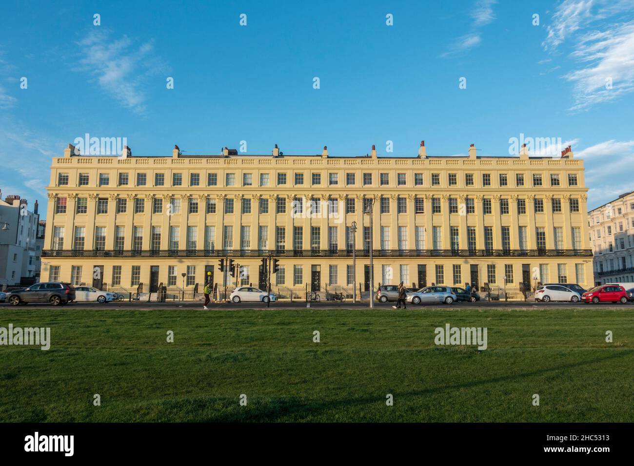 Architecture typique de style Régence de Brunswick Terrace sur le front de mer (Kingsway) à Brighton Beach, Brighton, East Sussex, Royaume-Uni. Banque D'Images