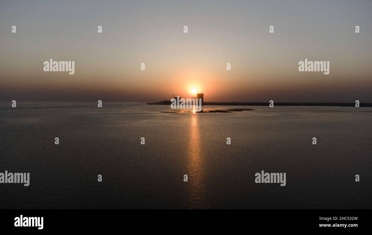 Belle vue sur la mer au coucher du soleil, côte de Karachi, Pakistan Banque D'Images