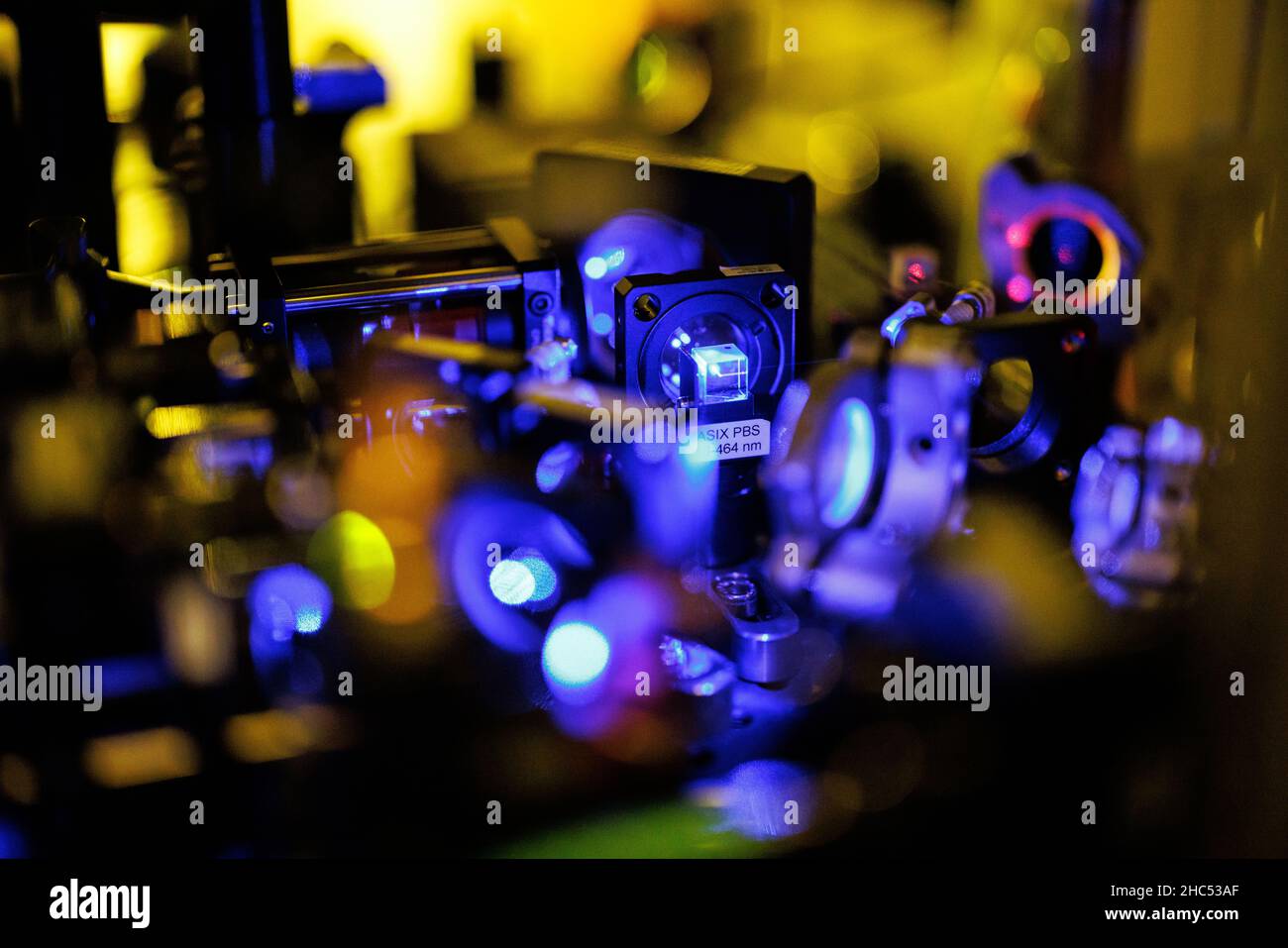 21 décembre 2021, Bavière, Garching: Un diviseur de faisceau est vu dans la mise en place du simulateur quantique dans le laboratoire de strontium à l'Institut Max Planck d'optique quantique.Le ministre des Affaires économiques de Bavière, Aiwanger (électeurs libres), s'est rendu à l'institut à l'occasion de la remise de notifications pour la recherche en technologie quantique aux instituts Max Planck et Fraunhofer impliqués dans la vallée quantique de Munich (MQV).Photo: Matthias balk/dpa Banque D'Images