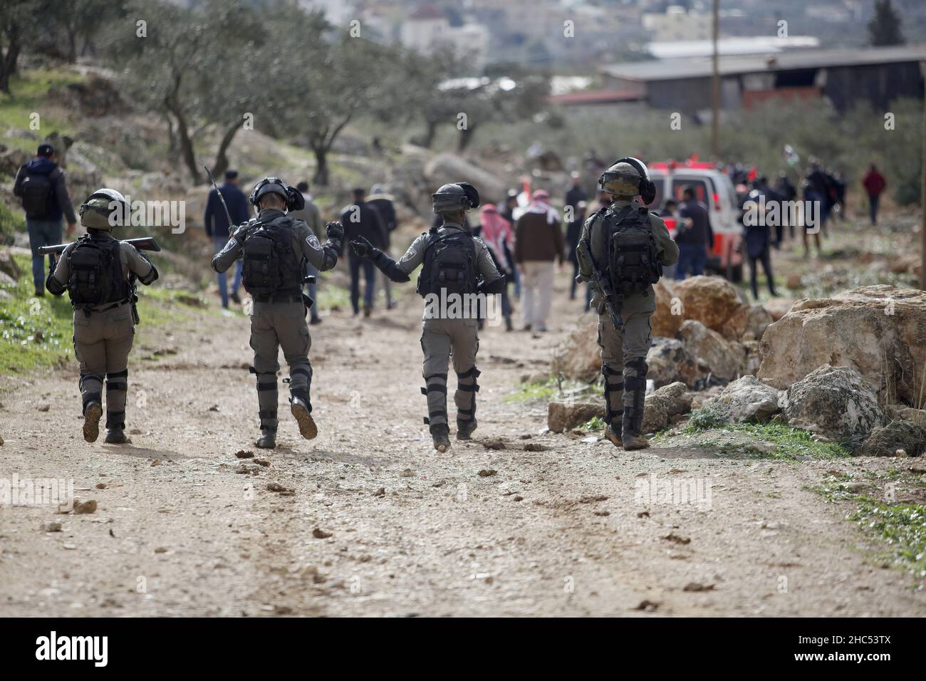 Naplouse, Palestine.24th décembre 2021.Des soldats israéliens ont chassé des manifestants palestiniens lors d'une manifestation contre les colonies israéliennes dans le village de Beit Dajan, près de la ville de Cisjordanie.Crédit : SOPA Images Limited/Alamy Live News Banque D'Images