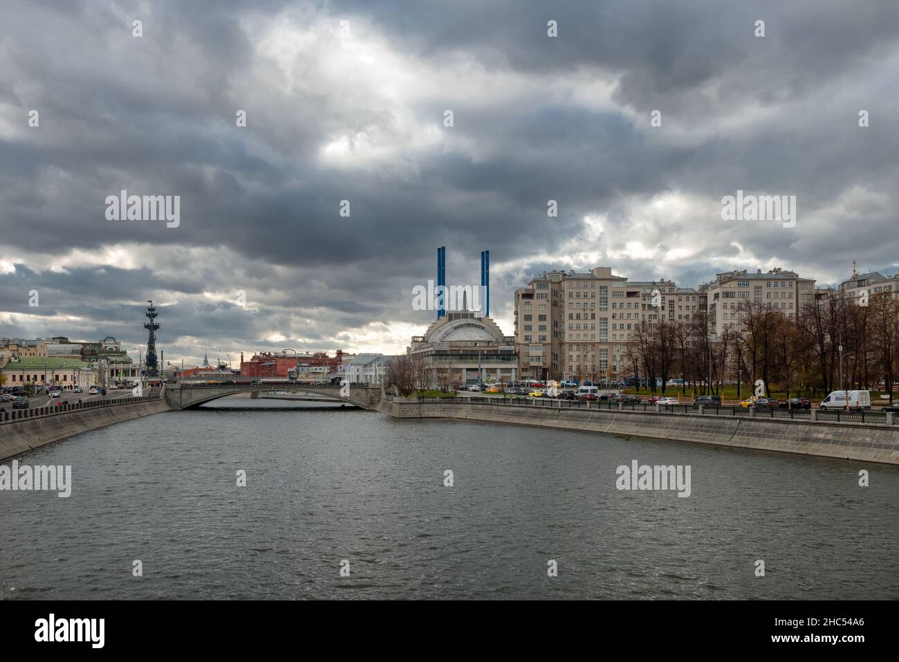 Moscou, Russie - 23 octobre 2021 : la maison sur le remblai, le canal de drainage, le petit pont en pierre, le cinéma Udarnik et les tuyaux bleus de H Banque D'Images