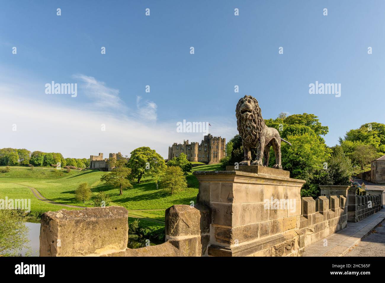 Percy le Lion sur le pont en pierre d'Alanwick surplombant le château d'Alanwick à Northumberland, Royaume-Uni Banque D'Images
