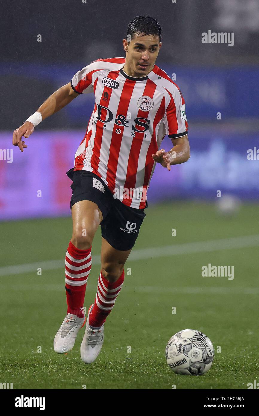ROTTERDAM, PAYS-BAS - DÉCEMBRE 23 : Giannis Masouras de Sparta Rotterdam lors du match néerlandais Eredivisie entre Sparta Rotterdam et RKC Waalwijk à Het Kasteel le 23 décembre 2021 à Rotterdam, pays-Bas (photo de Herman Dingler/Orange Pictures) Banque D'Images
