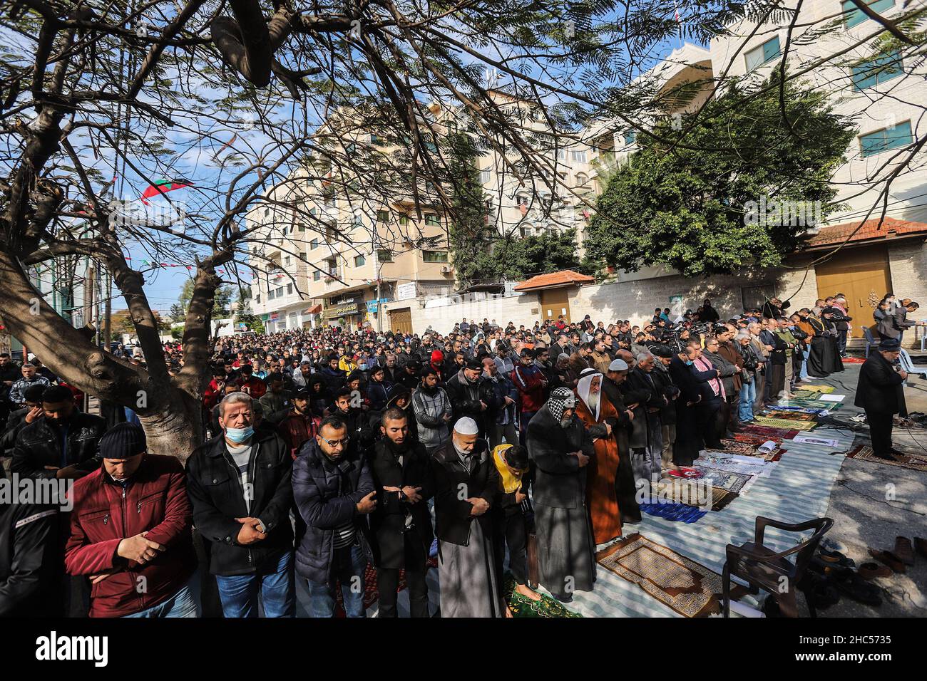 Les Palestiniens effectuent des prières du vendredi devant la Croix-Rouge en solidarité avec les femmes détenues dans les prisons israéliennes, dans la ville de Gaza, le 24 décembre 2021. Banque D'Images