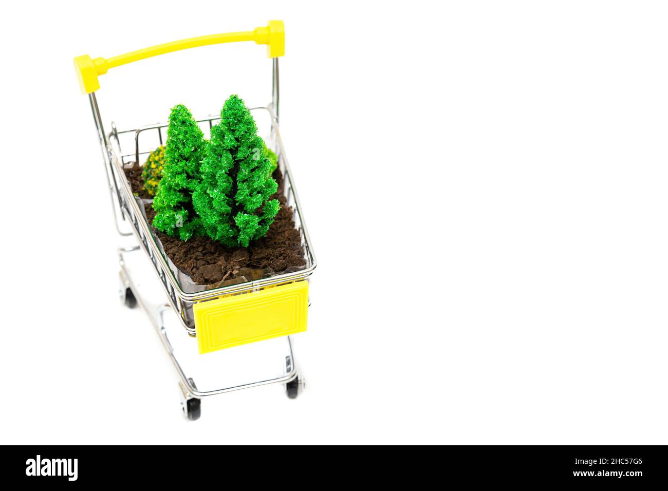 Petit chariot de poussée avec terre et arbres jouets isolés sur blanc, espace de copie. Banque D'Images