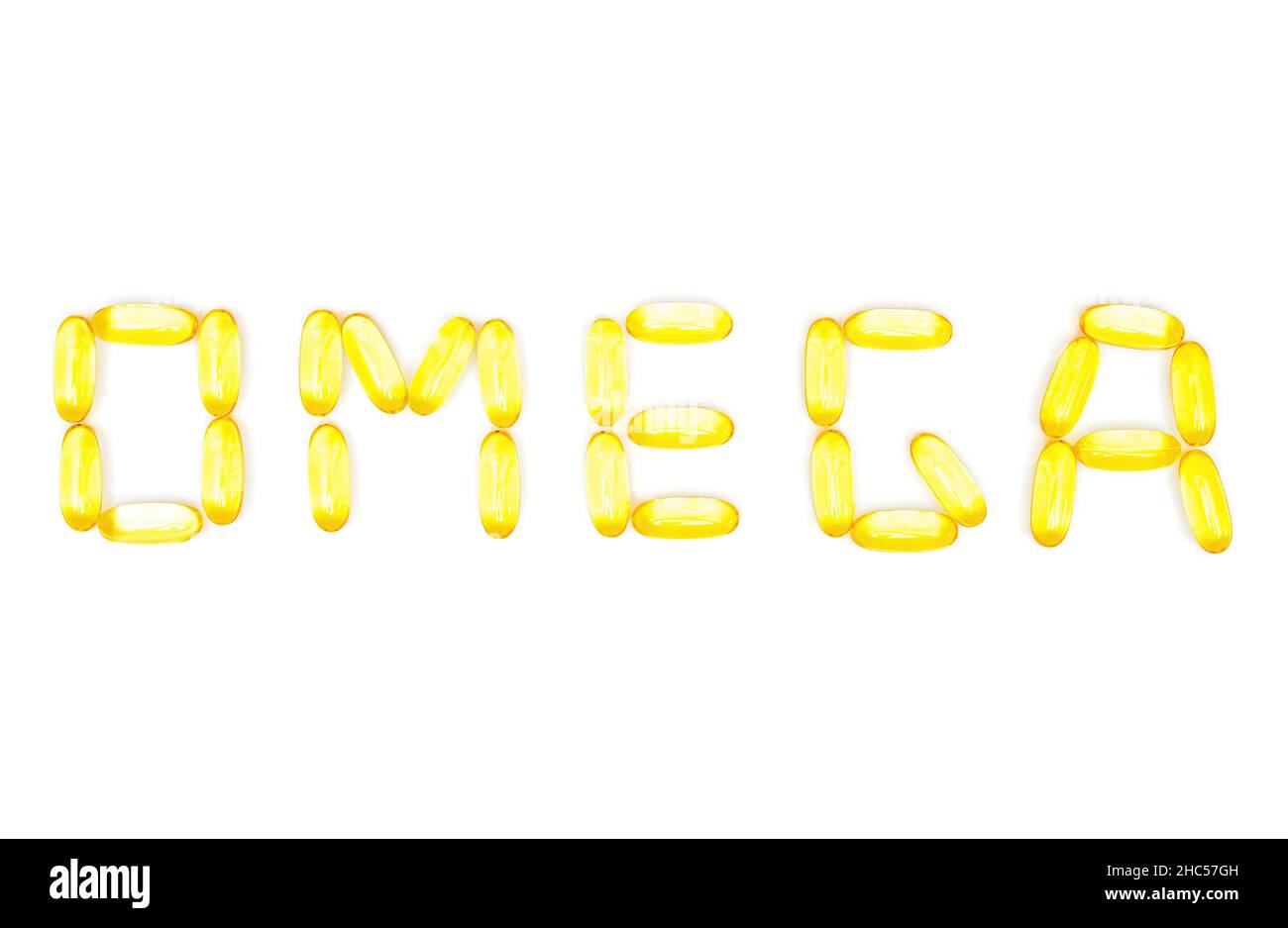 Gels mous à l'huile de poisson disposés en un mot OMEGA isolé sur fond blanc. Banque D'Images