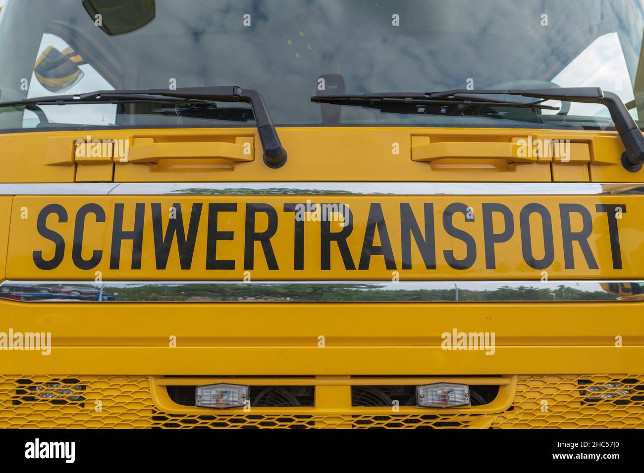 Chariot jaune portant l'étiquette Treacly transport Banque D'Images