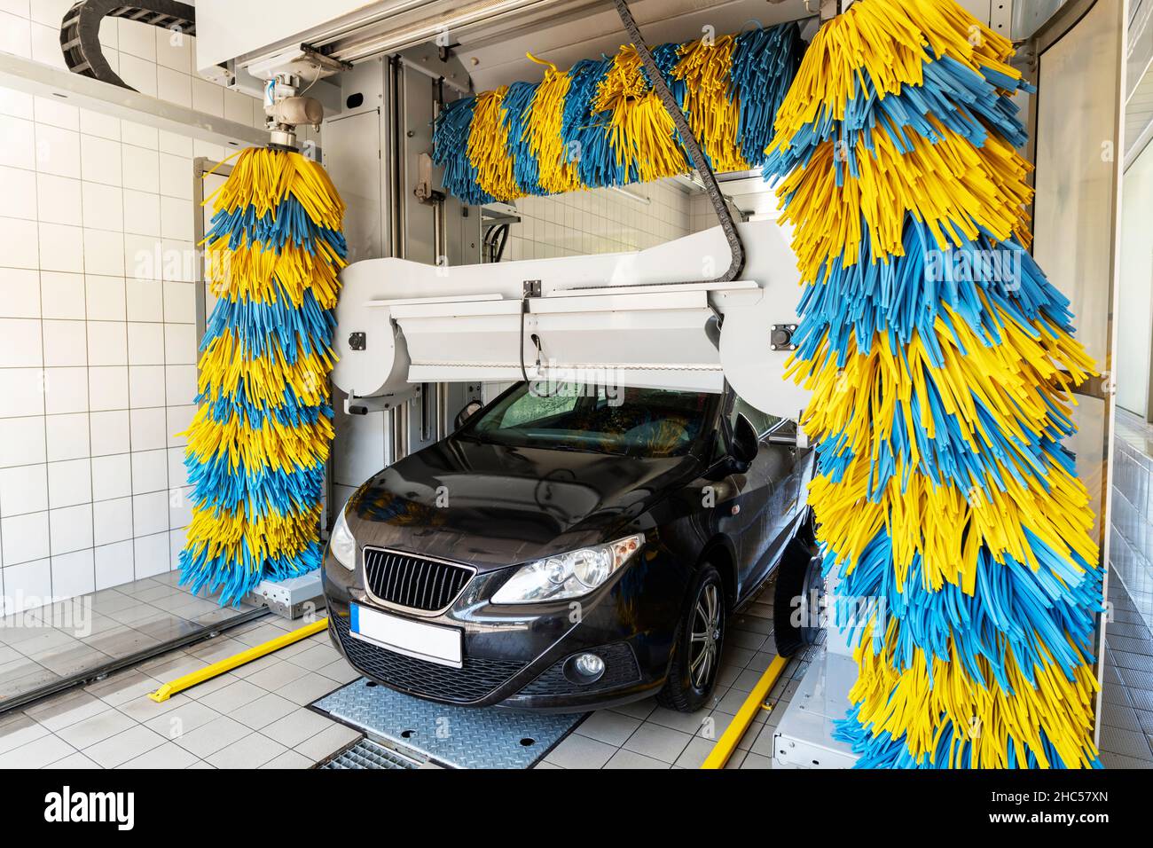 La voiture est sèche dans le lave-auto Banque D'Images