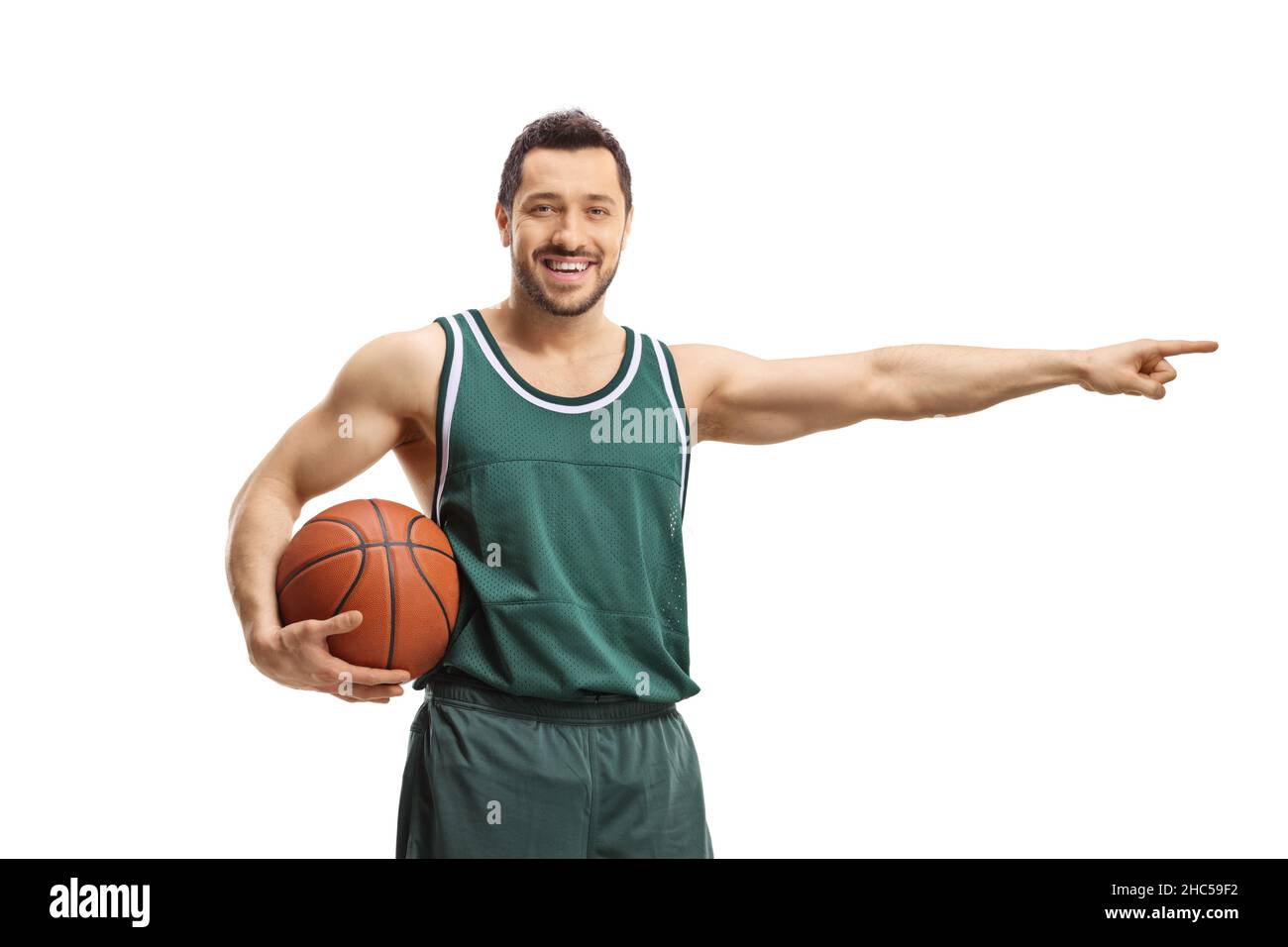 Joyeux joueur de basket-ball masculin tenant une balle et pointant vers le côté isolé sur fond blanc Banque D'Images