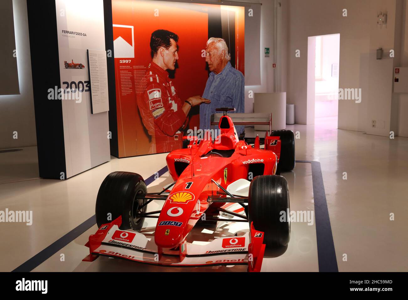 Modène, Italie, décembre 2021, MEF Ferrari Museum maison de naissance d'Enzo Ferrari, Ferrari F2002 F1 de Michael Schumacher, année 2003, panneau avec des images de G Banque D'Images