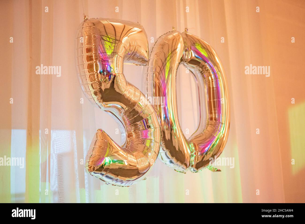 Photo en petit angle des balons dorés à l'anniversaire de quelqu'un en 50th Banque D'Images