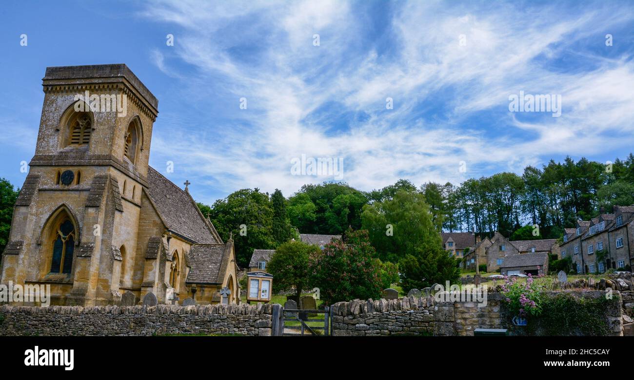 L'église paroissiale de St Barnabas dans le joli village de Snowshill, Gloucestershire Banque D'Images