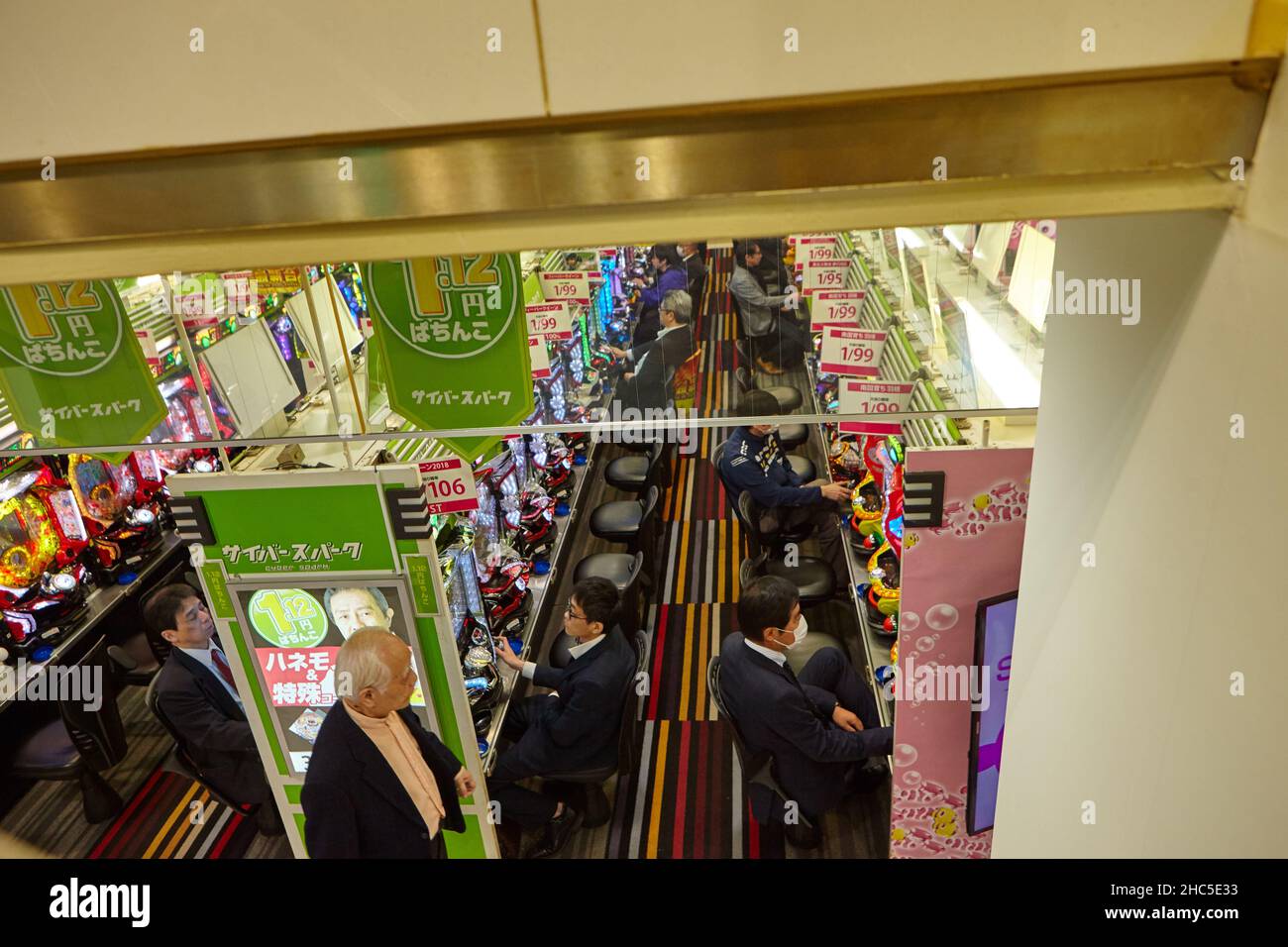 Tokyo, Japon, avril 2018.Salle de jeux dans la ville de Tokyo, quartier de la gare d'Ueno au Japon.Les hommes japonais adultes passent beaucoup de temps avec des machines à sous . Banque D'Images