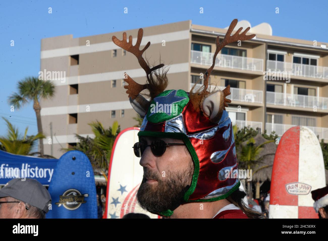 Cocoa Beach.Comté de Brevard.Floride.ÉTATS-UNIS.24 décembre 2021.Toutes les tribus ont été appelées à nouveau pour rassembler le matin de la veille de Noël pour l'événement de surf de Santa 2021.Des centaines de Santa's se sont présentés vêtus de costumes de Noël pour s'aventurer dans les vagues de l'Atlantique tandis que des milliers regardaient de la plage.Ce qui a commencé il y a des années comme une petite journée familiale pour célébrer les vacances avec le Père Noël, les amis et la famille, il s'est transformé en un événement de phénomène mondial avec des gens convergeant sur Cocoa Beach.Les estimations de la fréquentation de cette année sont d'environ 10 000 personnes.Crédit photo Julian Leek/Alamy Live News Banque D'Images