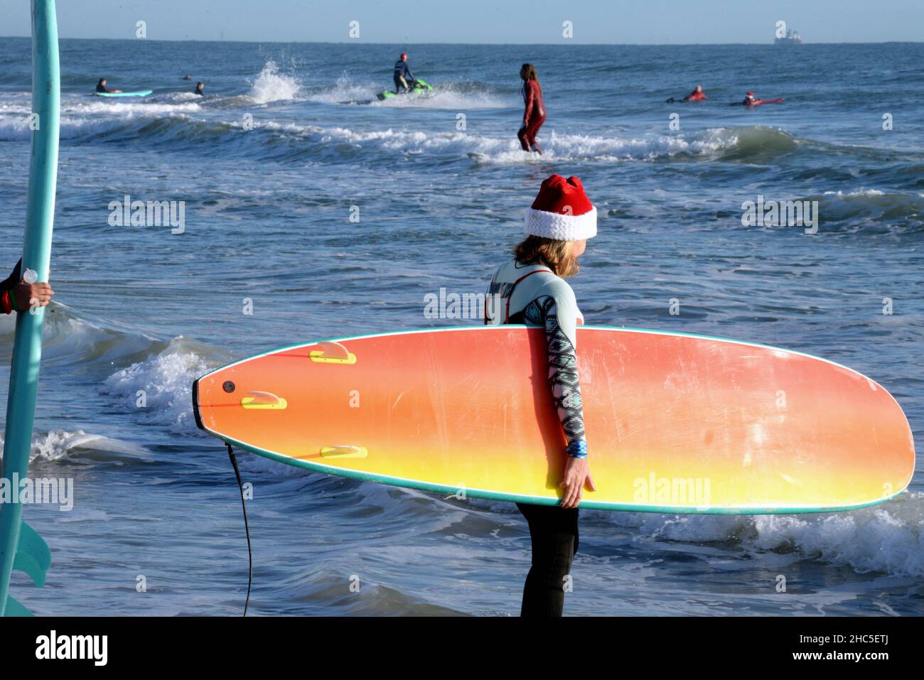 Cocoa Beach.Comté de Brevard.Floride.ÉTATS-UNIS.24 décembre 2021.Toutes les tribus ont été appelées à nouveau pour rassembler le matin de la veille de Noël pour l'événement de surf de Santa 2021.Des centaines de Santa's se sont présentés vêtus de costumes de Noël pour s'aventurer dans les vagues de l'Atlantique tandis que des milliers regardaient de la plage.Ce qui a commencé il y a des années comme une petite journée familiale pour célébrer les vacances avec le Père Noël, les amis et la famille, il s'est transformé en un événement de phénomène mondial avec des gens convergeant sur Cocoa Beach.Les estimations de la fréquentation de cette année sont d'environ 10 000 personnes.Crédit photo Julian Leek/Alamy Live News Banque D'Images