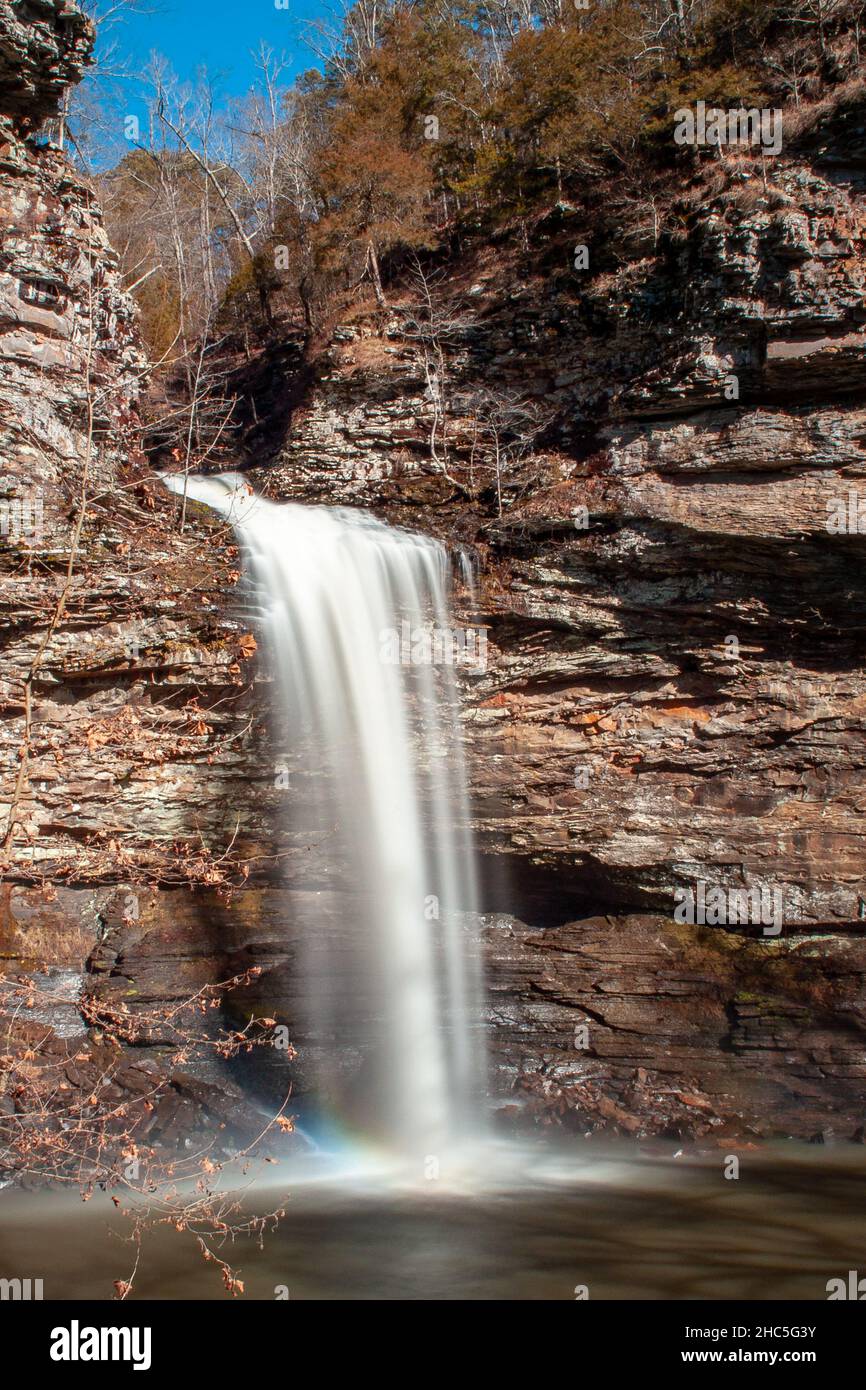 Plan vertical d'une belle cascade entourée de rochers. Banque D'Images