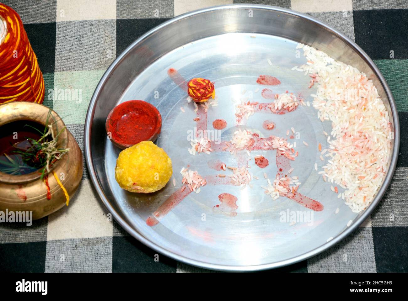 Vue de dessus d'une assiette métallique remplie de riz pour un rituel traditionnel des vacances de Rakhi indien Banque D'Images