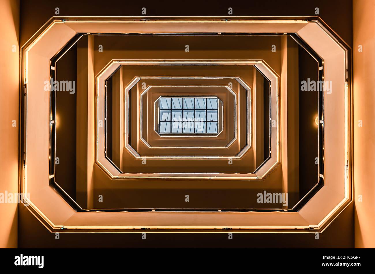 Ixelles, Bruxelles - Belgique - 06 16 2018 : plafond et escalier du concerthall et studio Flagey Banque D'Images