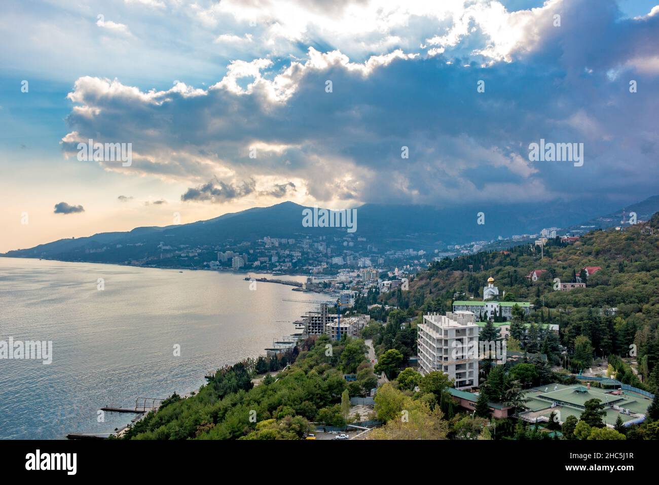 Vue sur la ville de Yalta au coucher du soleil depuis la hauteur, Crimée.La côte sud de la Crimée Banque D'Images