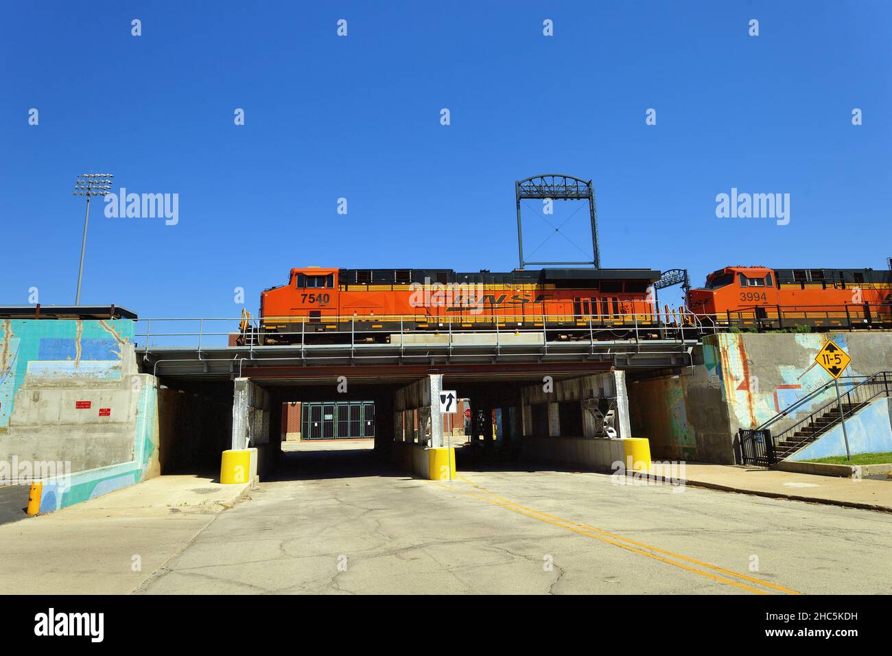 Joliet, Illinois, États-Unis.Une paire de locomotives du chemin de fer Burlington Northern Santa Fe dirigent un train de marchandises à travers un viaduc dans le centre-ville de Joliet. Banque D'Images