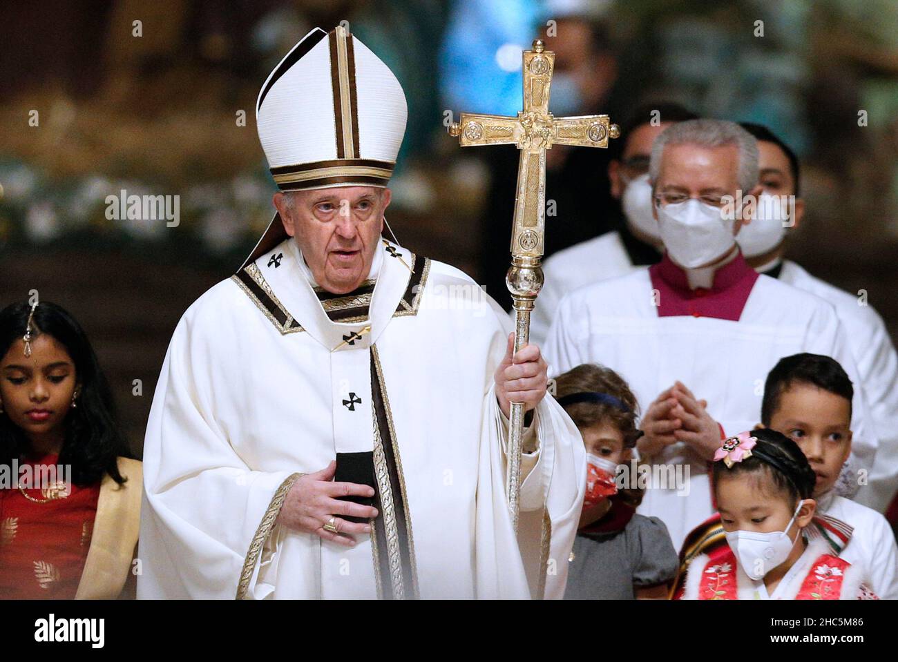 Cité du Vatican, Vatikanstadt.23rd décembre 2021.Le pape François célèbre la messe de la veille de Noël à la basilique Saint-Pierre au Vatican le 24 décembre 2021.Credit: dpa/Alay Live News Banque D'Images