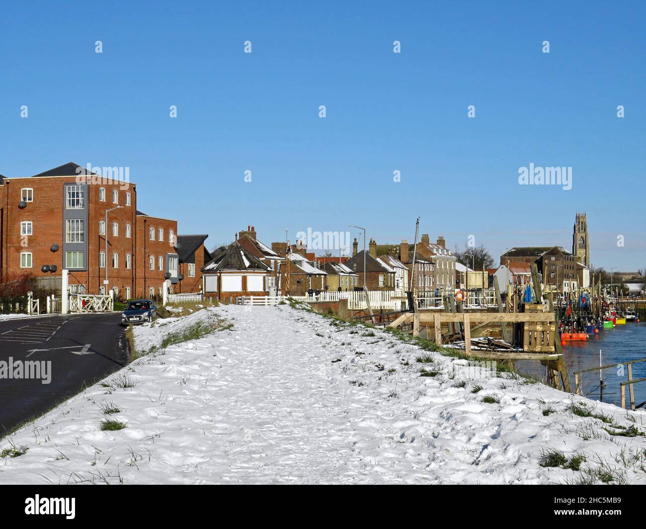 Rive enneigée avec des bateaux de pêche amarrés sur la rivière Haven sur High St.in BOSTON Lincolnshire, Banque D'Images