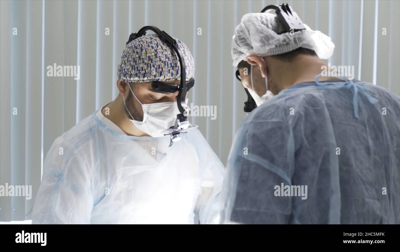 Deux chirurgiens travaillant dans la salle d'opération.Deux médecins