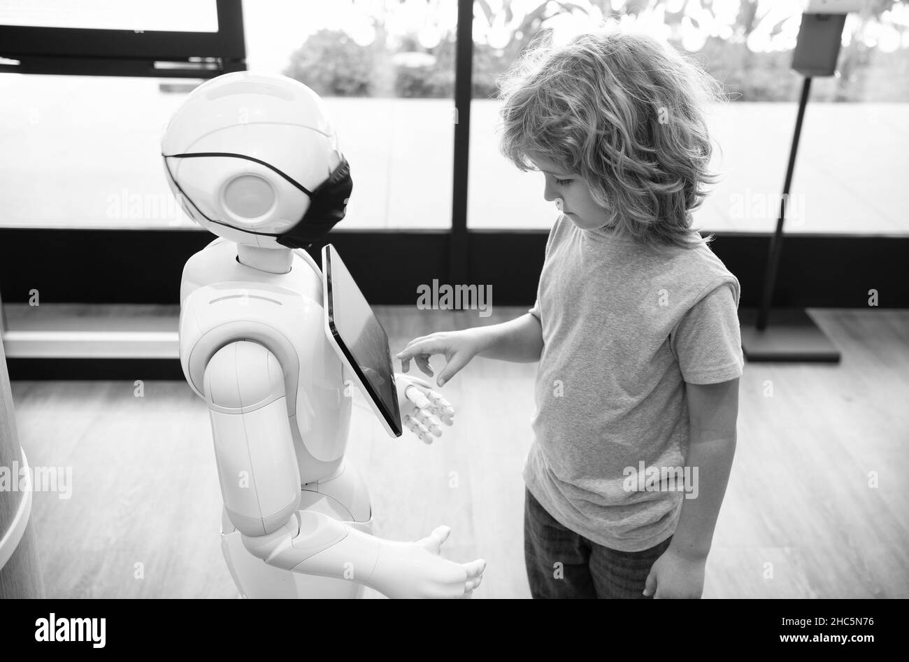 smart boy kid communique avec la technologie d'assistant robot pour l'éducation moderne, l'automatisation Banque D'Images