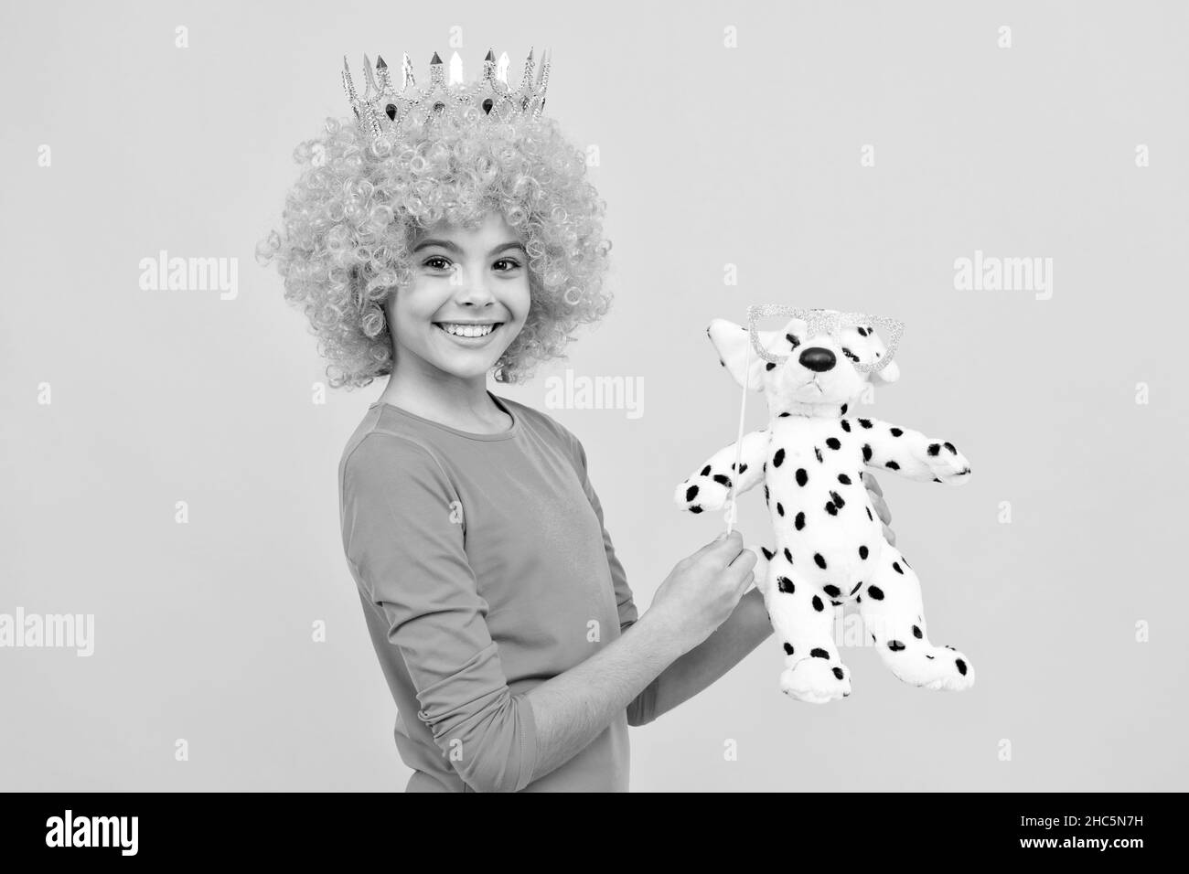 laisse jouer. fête d'anniversaire de filles. joyeux gamin drôle dans la perruque et couronne mauriques. imaginez-vous une reine Banque D'Images