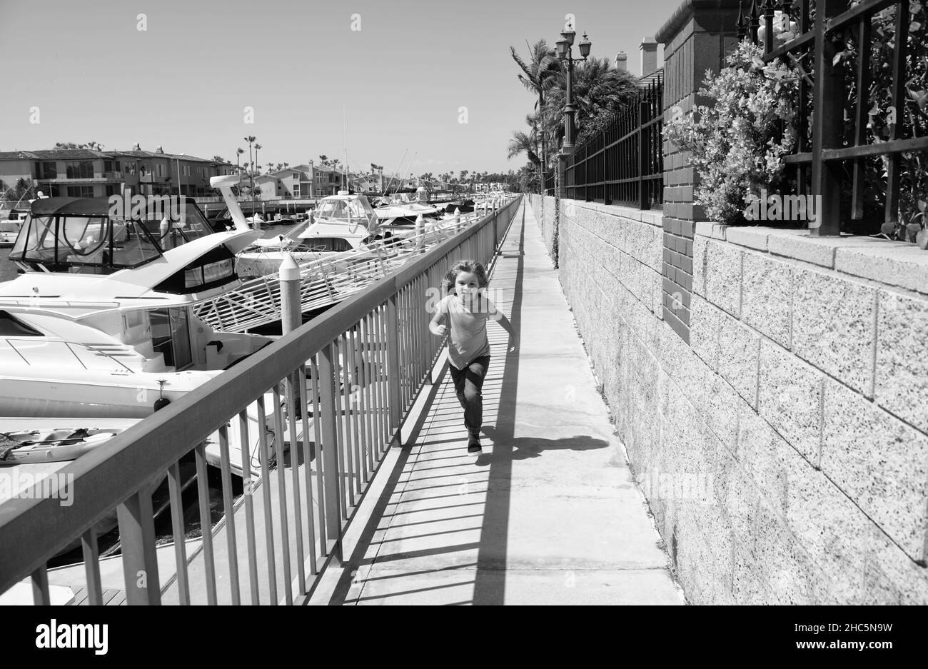 Enfant actif Profitez de la course estivale sur la promenade, en été Banque D'Images