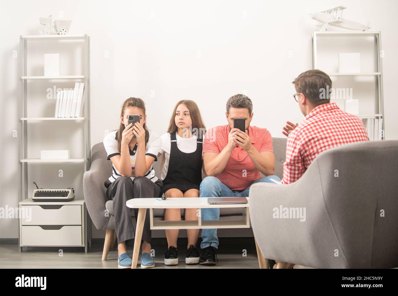 père mère et enfant à la séance de psychologue. thérapie familiale. parents avec enfant Banque D'Images
